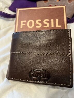 BNWT Fossil Brown Leather Bifold Wallet with Embossed Logo 2 available